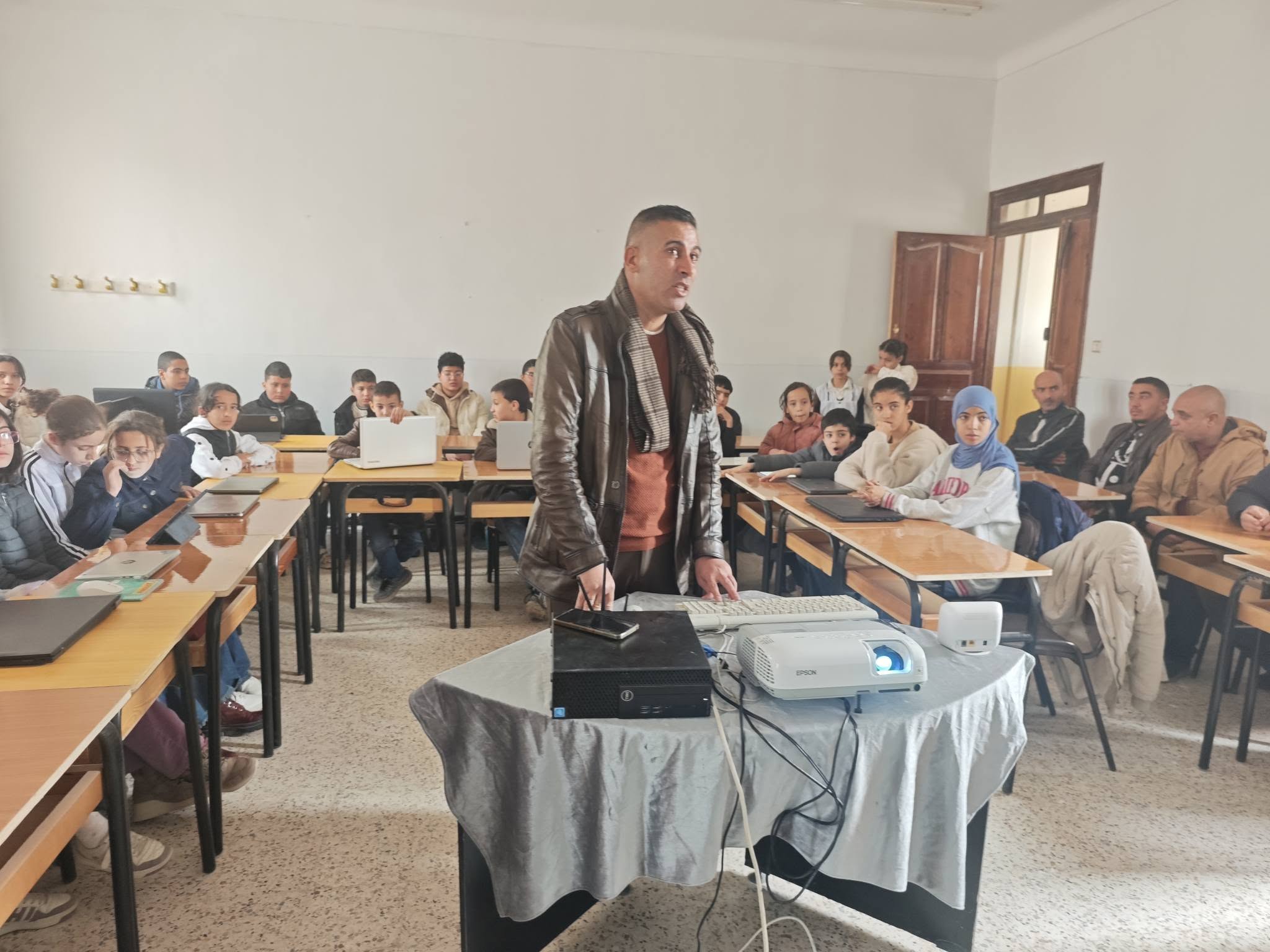 افتتاح وتأسيس نادي ” Smart School ” العلمي بمتوسطة محمد بن سليمان بعين وسارة