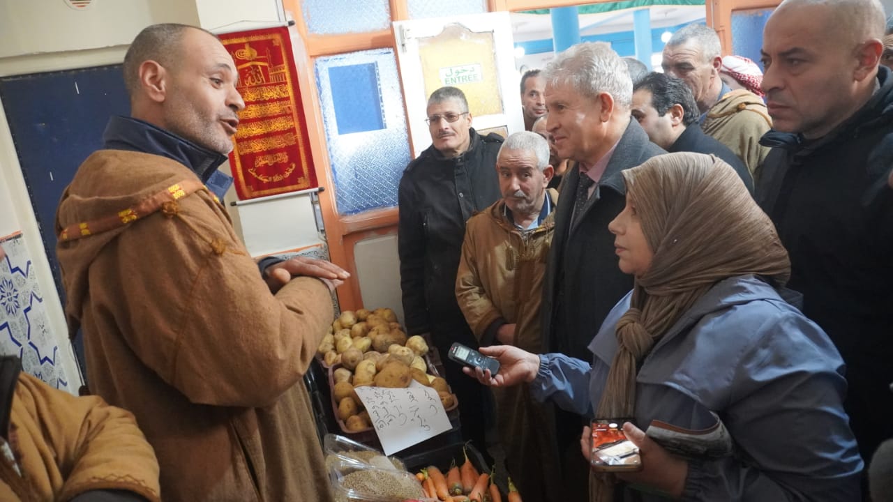 الوالي المنتدب يفتتح معرض الإنتاج الفلاحي بعين وسارة